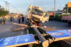 Xe tải né xe máy tông gãy trụ biển báo giao thông trên Quốc lộ 1
