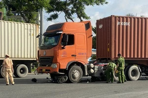 Xe container cuốn xe máy vào gầm, người phụ nữ tử vong