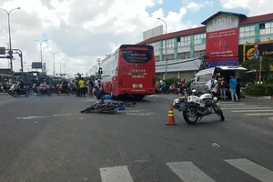 Hai vợ chồng đi xe máy va chạm xe khách, 1 người bị cán tử vong