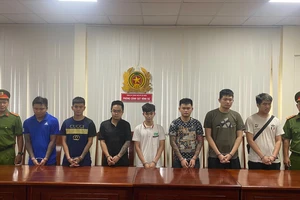 Nhóm cho vay lãi nặng dùng hình khỏa thân của nạn nhân để đòi nợ