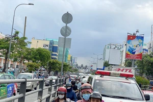 3 ô tô tông liên hoàn trên cầu vượt Lăng Cha Cả, giao thông ùn ứ