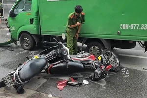 Chiếc xe tải tông một xe máy trên đường Phan Văn Trị, quận Gò Vấp rồi lao sang phần đường ngược lại tông trúng hai xe máy khác.