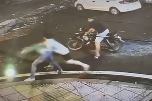 Dùng 2 USD trả tiền xe ôm không thành, đánh đập tài xế cướp tài sản