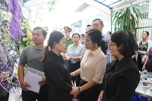 Lãnh đạo quận Gò Vấp thăm hỏi động viên gia đình 2 cháu bé tử vong trong vụ cháy