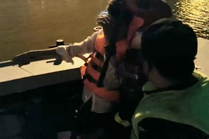 Buồn chuyện gia đình, thanh niên nhảy cầu Sài Gòn tự tử