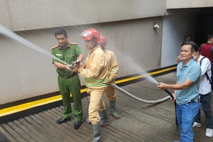 Cảnh sát kiểm tra PCCC tòa nhà ở trung tâm TP.HCM, phát hiện dôi 16 phòng