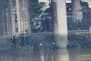 Cảnh sát lặn tìm người phụ nữ đuối nước ở rạch Ông Lớn