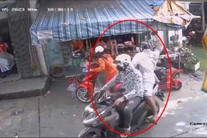 Hai thanh niên tạt mắm tôm vào quầy thịt heo ở Bình Tân