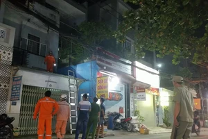 Người đàn ông nghi bị điện giật chết khi gắn lan can sắt ở Bình Tân