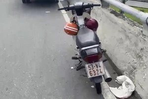 Tử vong sau khi tự té trên cầu Quang Trung, công an tìm thân nhân người đàn ông