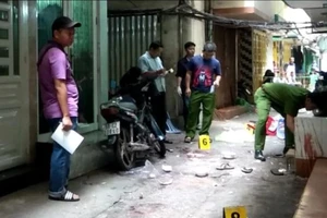 Người đàn ông cầm chai vỡ đâm trọng thương 2 công an ở quận 12