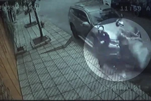 Khởi tố hình sự 2 thanh niên trộm chó bị ô tô tông văng ở quận 12