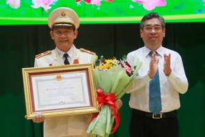 Thiếu tướng Đinh Thanh Nhàn nhận Huân chương Chiến công