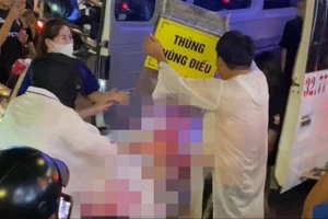 Tài xế xe tang chở người hóa trang ở Phố đi bộ Nguyễn Huệ bị mời làm việc