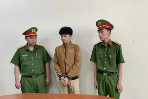 Nhóm buôn lậu hàng chục ngàn iPhone… trị giá 300 tỉ từ Campuchia về TP.HCM