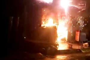 Cháy quán trà sữa lúc 2 giờ sáng, hai vợ chồng may mắn thoát kịp