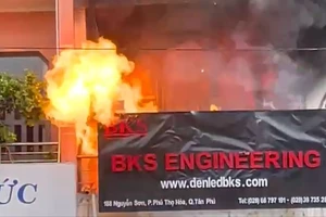 Trụ sở một công ty cháy dữ dội ở quận Tân Phú