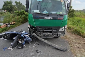 Va chạm xe tải và xe máy do 2 đồng nghiệp lái, 1 người chết