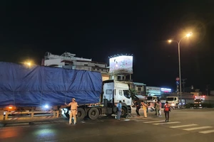 Xe đầu kéo tông, đẩy người đàn ông đi nhiều mét ở ngã tư Bà Điểm
