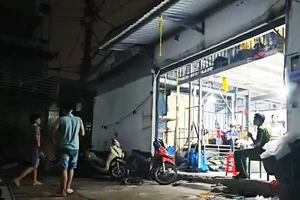 Người đàn ông nghi bị điện giật chết trong kho vải ở Bình Tân