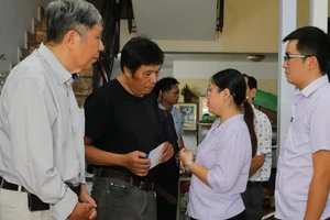 Quận ủy, UBND quận Tân Bình thăm hỏi, động viên nạn nhân vụ cháy nhà đường Lê Văn Sỹ