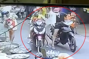 Bắt thanh niên giật điện thoại trong hộc xe của người phụ nữ ở Chợ Việt Kiều