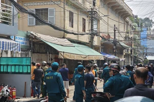 Người đàn ông nghi ngáo đá, đốt nhà rồi cố thủ ở Chung cư Ấn Quang, quận 10