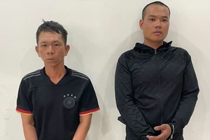 Người phụ nữ chăm cháu một mình ở nhà thì bị dí dao vào cổ cướp tài sản