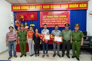 Hai người đàn ông đuổi bắt trộm xe đạp được Công an quận Tân Phú khen thưởng