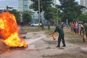 Hàng trăm người tham gia diễn tập PCCC ở Chợ đêm An Sương