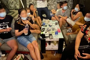 Bắt sòng bạc có 7 phụ nữ đang sát phạt ở phố Tây