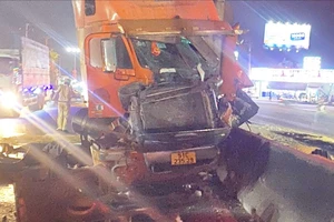 Container tông dải phân cách, trụ điện và giá long môn, tài xế mắc kẹt