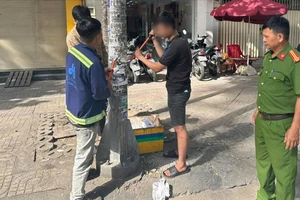 Đang dán quảng cáo chui, bị Tổ 363, Công an quận 5 phát hiện