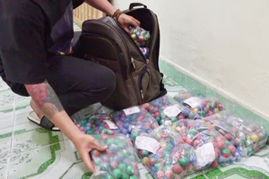 2 thanh niên mang pháo đi bán thì gặp công an