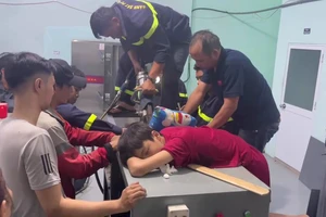 Cảnh sát cứu thanh niên 17 tuổi bị máy trộn bột cuốn tay phải vào trong