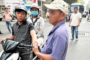 Cặp đôi cướp giật iPhone 15 ở quận 1 dọn nhà trọ trốn công an