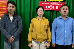 150 tiếp viên sẵn sàng đi ‘tới z’ với khách ở 2 nhà hàng tại quận Bình Tân