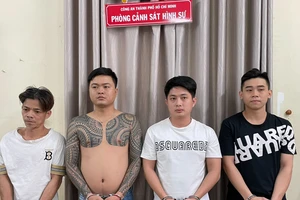 Nhóm cho vay lãi nặng tạt sơn hàng xóm của con nợ để gây áp lực