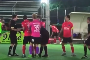 Điều tra vụ trọng tài bị đánh vào mặt trong giải bóng đá Doanh nhân online