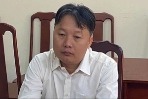 1 cán bộ Cục Hải quan TP.HCM móc nối với cựu công an buôn lậu bị bắt