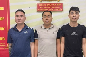 Nhóm cho vay lãi nặng quê Hải Phòng ném trứng thối vào nhà dân ở Tân Bình