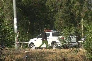 Người đàn ông chết bất thường, tay cầm con dao cạnh xe máy biển số Bến Tre