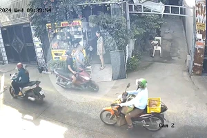 Thanh niên cướp giật dây chuyền bạch kim của người phụ nữ ở Bình Chánh