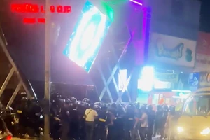Hàng trăm cảnh sát ập vào kiểm tra quán bar ở quận Tân Phú