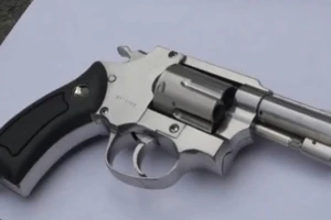 Nhóm buôn pháo đi 2 ô tô, ném bỏ vật giống súng khi bị công an kiểm tra