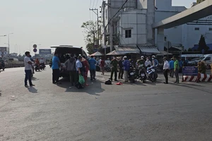 Người đàn ông gục chết bất thường ở cổng bến xe An Sương