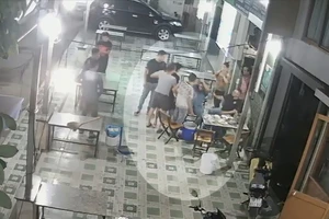 Nhóm người vào quán lẩu bò đập phá, đánh con rể chủ quán vỡ xương sọ
