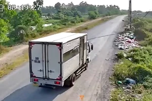 Dùng xe tải đổ trộm rác thải ở Vĩnh Lộc B bị phạt 3,5 triệu