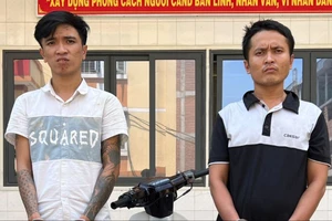 Nam du khách cầm điện thoại chụp ảnh bị cướp giật vào mùng 4 Tết