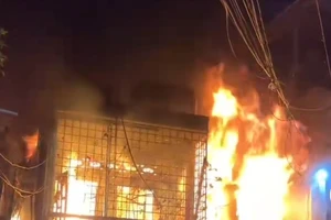 Một số người thoát kịp trong đám cháy ở quận 10 khiến 4 người tử vong 